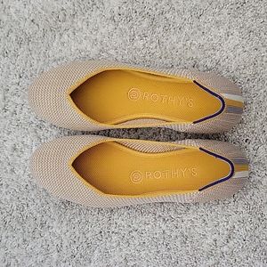 Barely worn Rothy's the flat